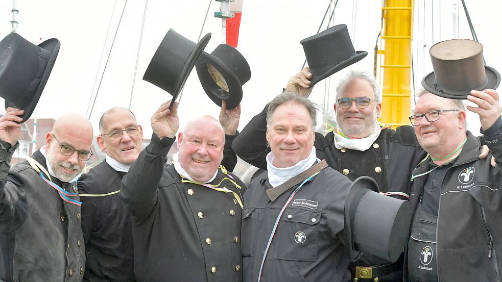 Viel Glück fürs neue Jahr, wünschen die Schornsteinfeger Sven Bergmann (von links), Thorsten Klemd, Rollf Kuper, Karl Schneider, Heiko Frühling und Wilfried Lautenbach. Foto: Ortgies