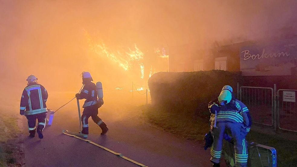 Gegen 4 Uhr wird die Feuerwehr alarmiert.