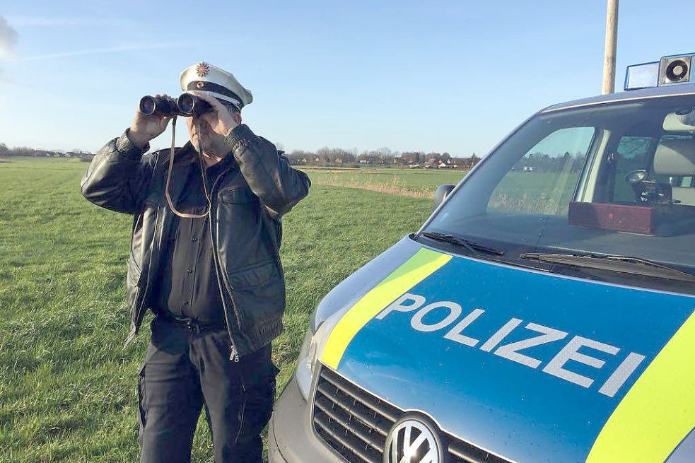 Thomas Sap von der Polizei Weener suchte nach dem Rind. Bild Ammermann