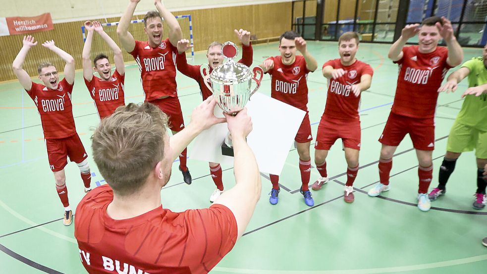 Groß war der Jubel bei den Fußballern des TV Bunde nach dem Finalsieg. Foto: Doden/Emden