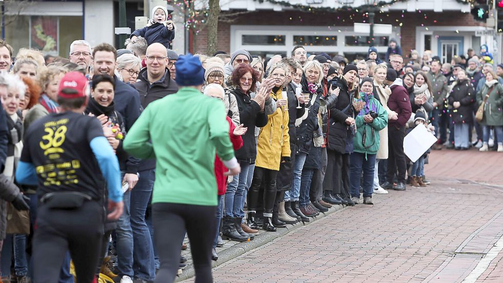 Vom Emder Rathaus bis zum Ziel feuerten mehr als 1000 Zuschauer rechts und links der Einlaufgasse die cast 700 Aktiven an. Foto: Doden/Emden