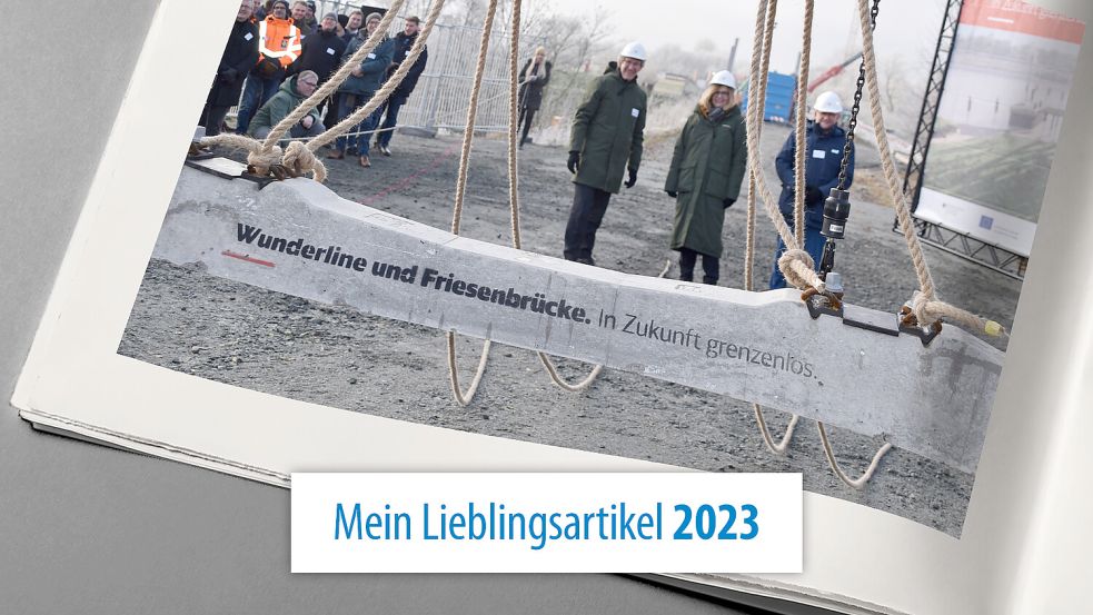 Hans Schrikkema (von rechts), Generalsekretär der Provinz Groningen, Ute Plambeck, Konzernbevollmächtigte der Deutschen Bahn AG für die Länder Hamburg, Schleswig-Holstein, Bremen und Niedersachsen, und Frank Doods, Staatssekretär im Niedersächsischen Ministerium für Wirtschaft, Verkehr, Bauen und Digitalisierung, vor der Schwelle, die die Drei kurze Zeit später symbolisch am Tau runterließen. Damit wurde symbolisch der Ausbau der Wunderline-Strecke gestartet. Foto: Ortgies