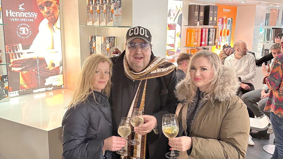 Nachdem die Kreuzfahrt vor Weihnachten vorzeitig geendet hatte, ging Andreas Ellermann mit seiner Freundin Ilka (li.) und Tochter Jenny spontan im Alsterhaus shoppen. Foto: Lenthe-Medien