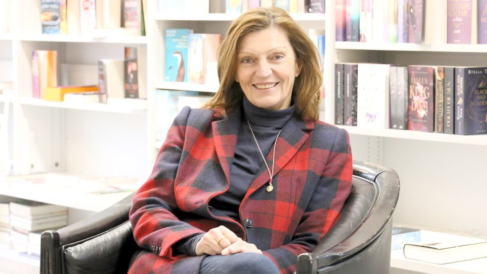 Susanne Schoon am letzten Tag, an dem sie in ihrer Wiesmoorer Buchhandlung für die Kunden da war. Foto: Böning