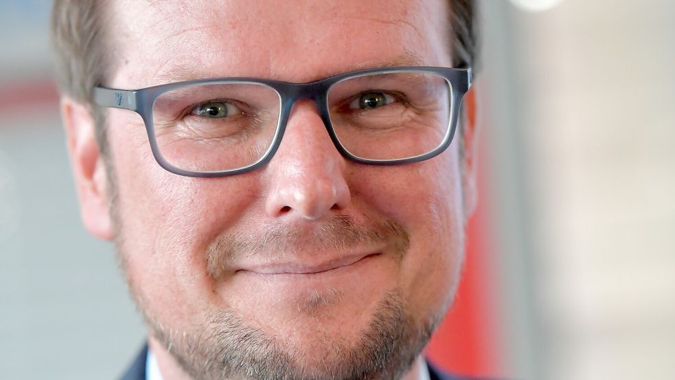 Der Emder Oberbürgermeister Tim Kruithoff plant die nächsten Schritte, den Autoverkehr in der Innenstadt zu beruhigen. Foto: Archiv/Ortgies