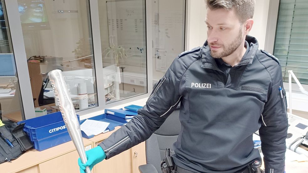 Die Tatwaffe in der Hand eines Polizisten im Kommissariat Friesoythe. Foto: Wilken