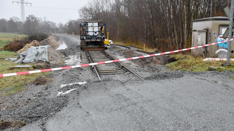 Am Bahnübergang Weidenstraße finden Arbeiten an den Gleisen statt. Foto: Ammermann