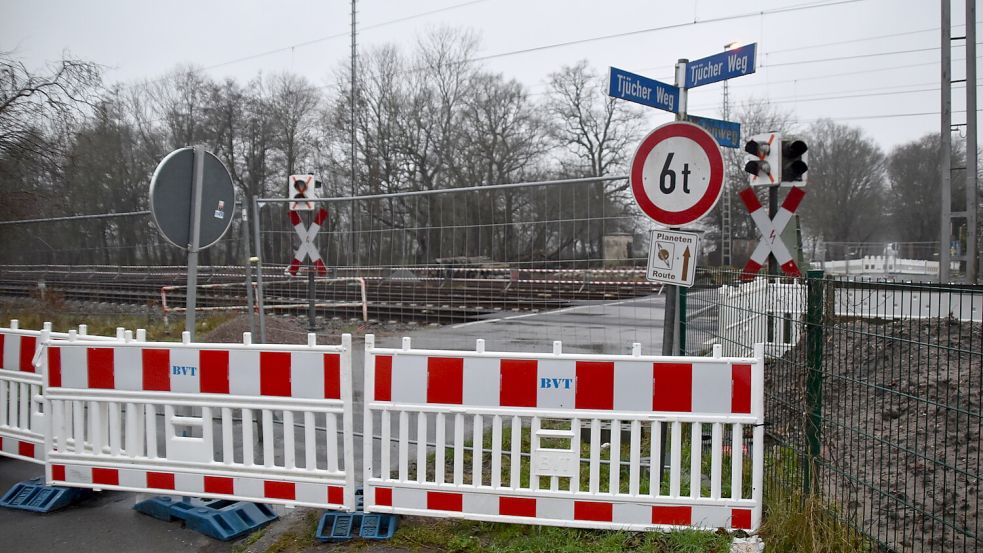 Seit Monaten ist der Bahnübergang Tjücher Weg in Ihrhove gesperrt. In unmittelbarer Nähe hat die Bahn beim früheren Bahnhof schon vor Wochen einen großen Bauplatz für Materialien eingerichtet. Foto: Ammermann