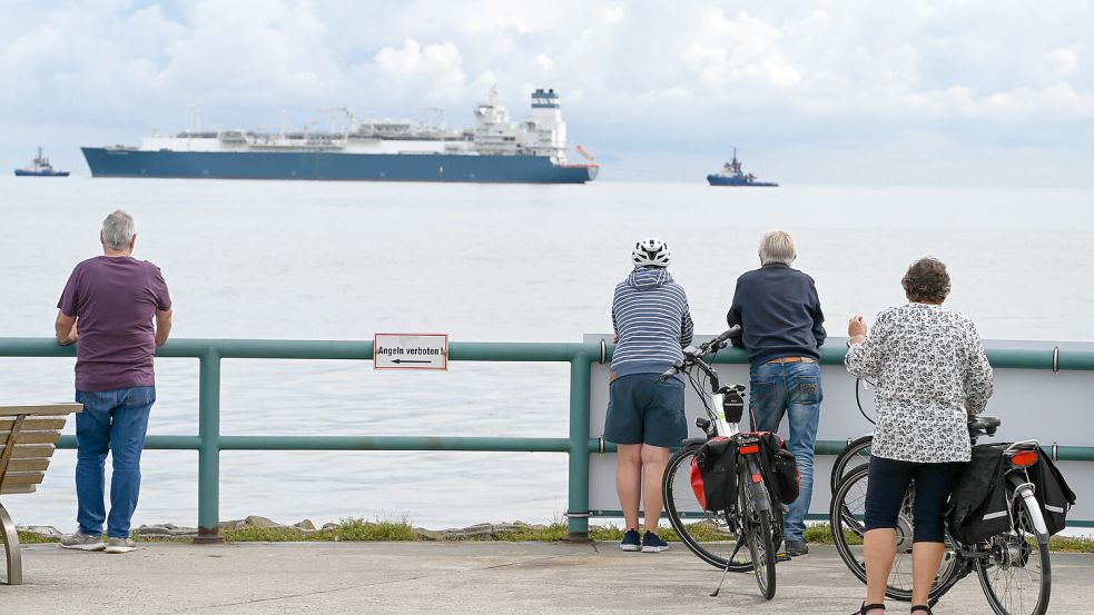 Das LNG-Terminalschiff „Hoegh Esperanza“ vor Hooksiel zog das ganze Jahr viele Schaulustige an. Foto: Penning/dpa