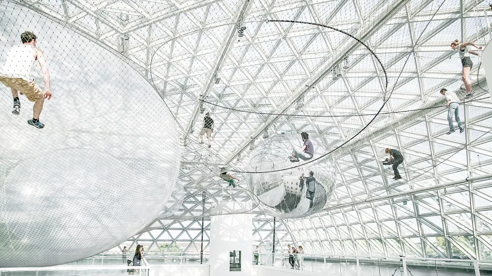 Schweben im freien Raum: Die Installation „in orbit“ von Tomas Saraceno. Foto: Studio Tomas Saraceno.