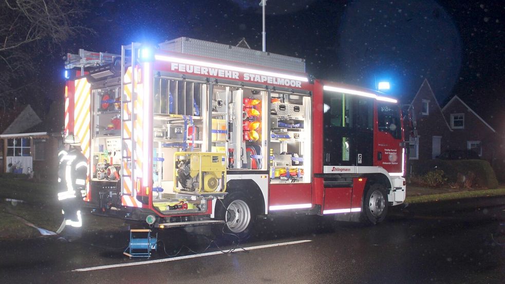 Die Einsatzkräfte waren mit mehreren Fahrzeugen vor Ort in Weener. Foto: Joachim Rand/Feuerwehr Weener