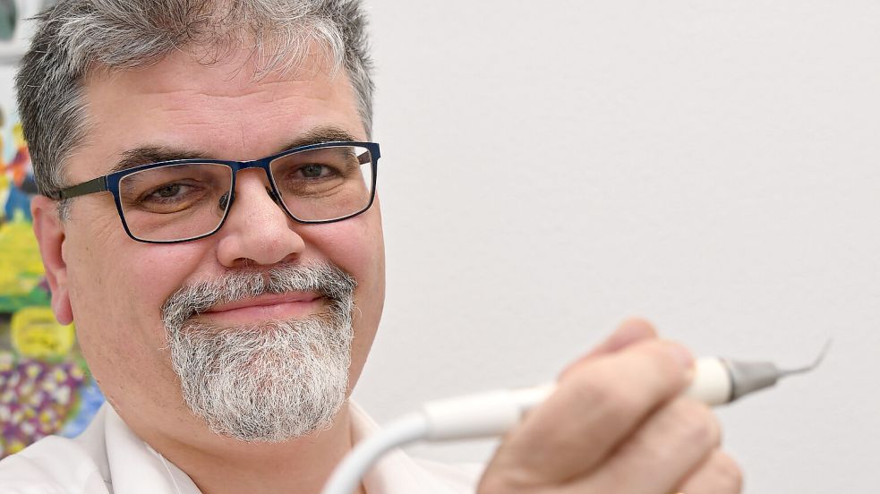 Dr. Markus Schilling hat in Norden eine Zahnarztpraxis übernommen. Die wiedereingeführte Budgetierung zahnärztlicher Leistungen macht ihm finanziell zu schaffen. Foto: Ellinger