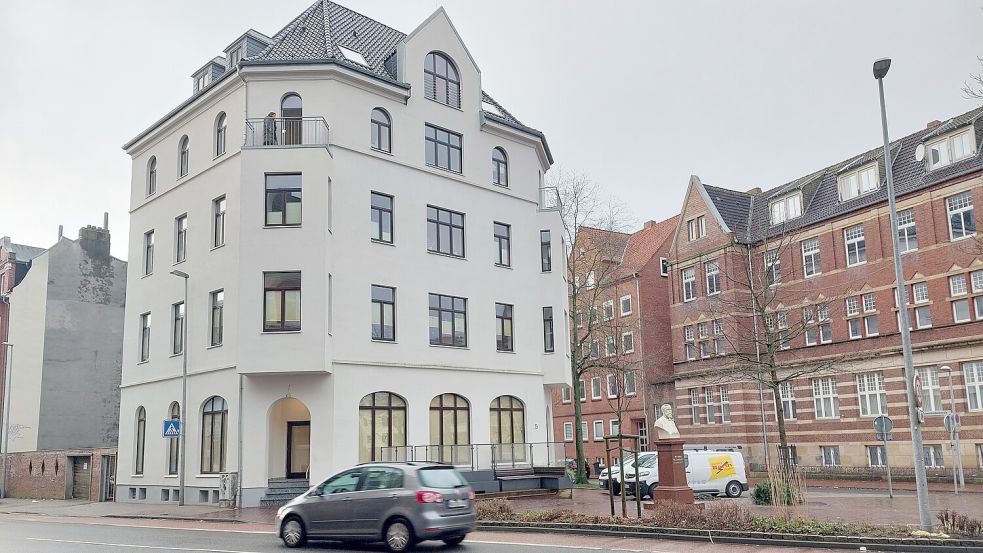 Das denkmalgeschützte Gebäude am Schweckendieckplatz wurde aufwendig saniert. Im Erdgeschoss war früher die Haifischbar, 2022 folgte das Café Baum. Es blieb aber nur weniger als drei Monate. Jetzt gibt es ein neues Konzept. Foto: Hanssen