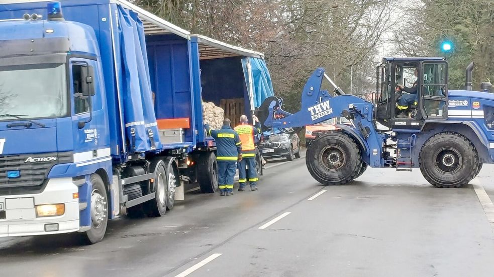 Sandsäcke verteilen, um die Deiche zu sichern, gehört für die Ostfriesen zu einer der Hauptaufgaben im Oldenburger Hochwassergebiet. Foto: THW Aurich