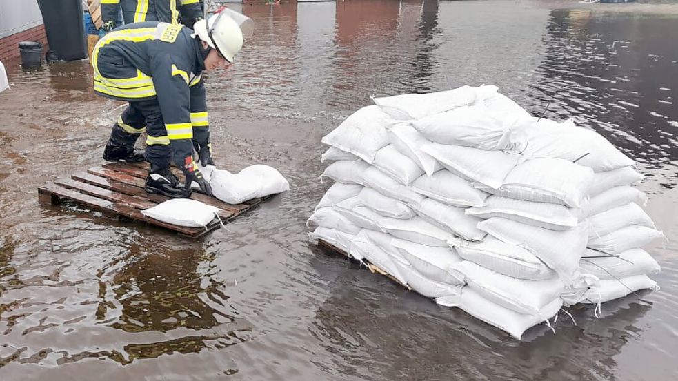 Einsatzkräfte der Feuerwehr sicherten mit Sandsäcken unter anderem die Schächte des Wohnhauses, durch die Wasser in den Keller lief. Foto: Feuerwehr/Block