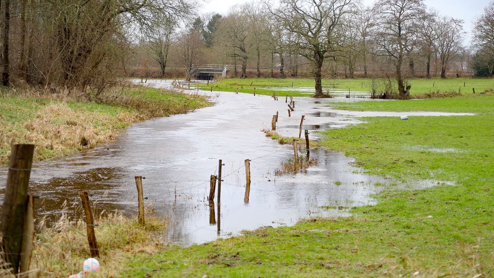 Der Dauerregen zeigt in Aurich auch sichtbar seine Spuren, wie hier an der Sandhorster Ehe, die inzwischen überläuft. Foto: Romuald Banik