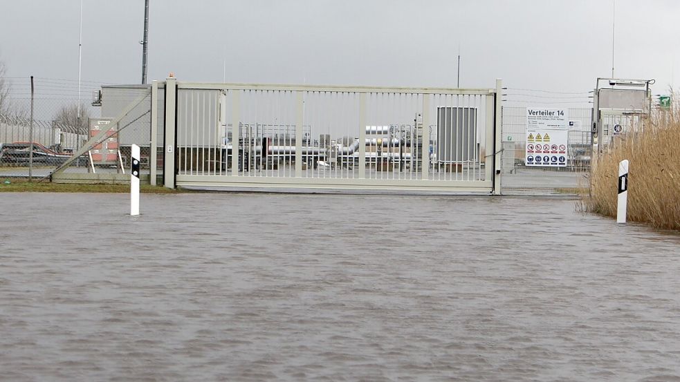 Der Verteilerplatz 14 liegt im nördlichen Kavernenfeld. Der Dauerregen hat seine Zufahrt unter Wasser gesetzt. Foto: Oltmanns