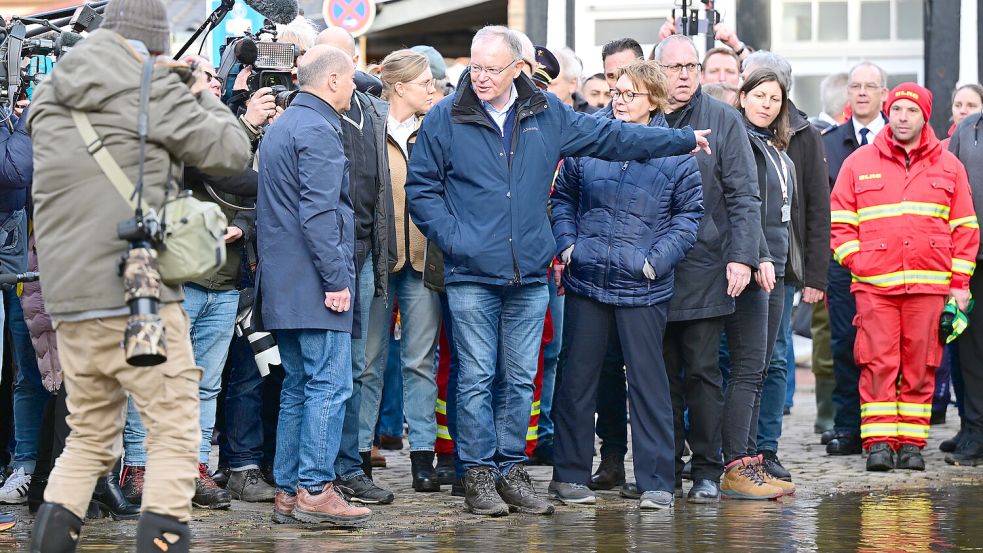 Mit Halbschuhen am Pfützenrand: Bundeskanzler Olaf Scholz beim Besuch im Hochwassergebiet in Verden. Foto: dpa/Philipp Schulze