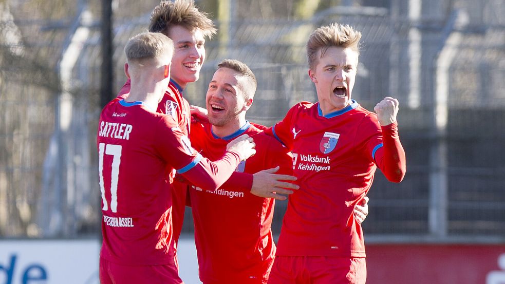 Marcell Sobotta (Zweiter von rechts) spielte zuletzt für den Regionalligisten SV Drochtersen/Assel und feierte mit dem SV vergangene Saison einen 4:1-Sieg in Emden. Künftig will der 26-Jährige mit Kickers im Ostfrieslandstadion jubeln. Foto: Doden/Emden