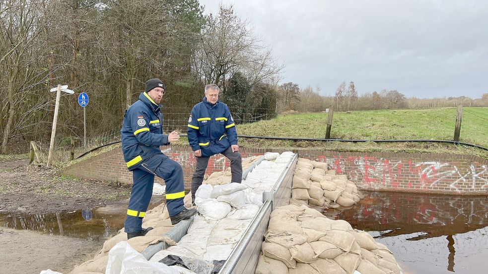 Schotten dicht machen: Thomas Schlunck (rechts) mit einem Kollegen im Außeneinsatz. Foto: privat