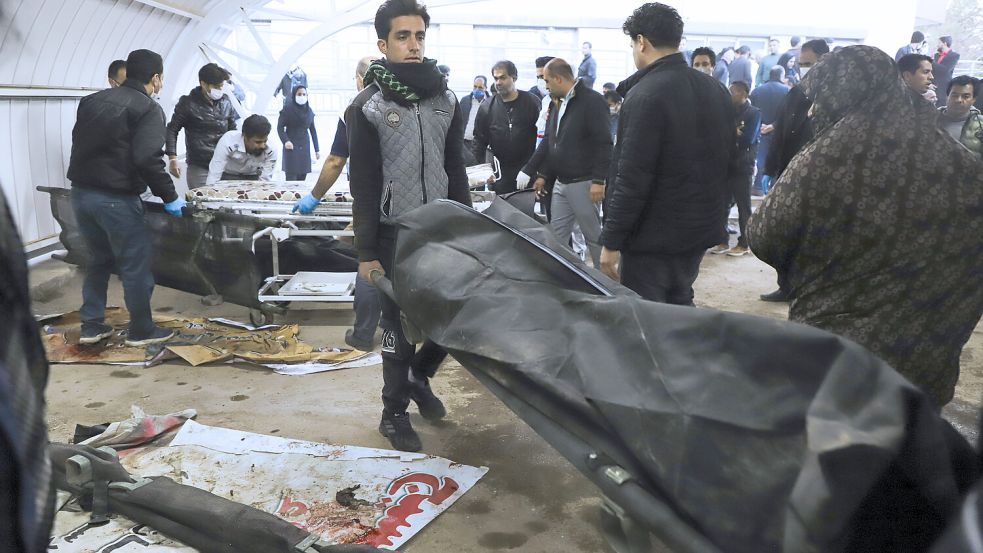 Nach zwei Bombenexplosionen bei einer Gedenkfeier im iranischen Kerman sind mindestens 95 Menschen gestorben. Die Angst vor einer Eskalation in Nahost wächst. Foto: dpa/Iranian Students‘ News Agency, ISNA