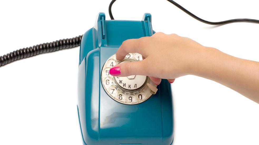 Ein altes Telefon mit Wählscheibe. Für jede Ziffer einer Telefonnummer wurde sie in Gang gesetzt. Foto: imago images/YAY Images