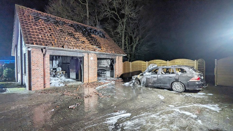 Auto und Garage wurden stark beschädigt. Foto: Feuerwehr Uplengen-Süd