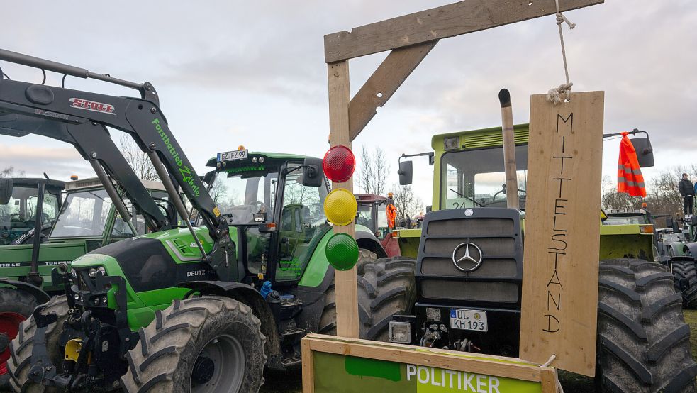 Mit einem Galgen, an dem eine Ampel montiert ist, die den Mittelstand aufhängt, protestierten Landwirte im bayerischen Günzburg gegen die Sparpläne der Bundesregierung. Bezüglich anderer Galgen bei Bauern-Protesten wird geprüft, ob es sich um Straftaten handelt. Foto: Stefan Puchner/dpa
