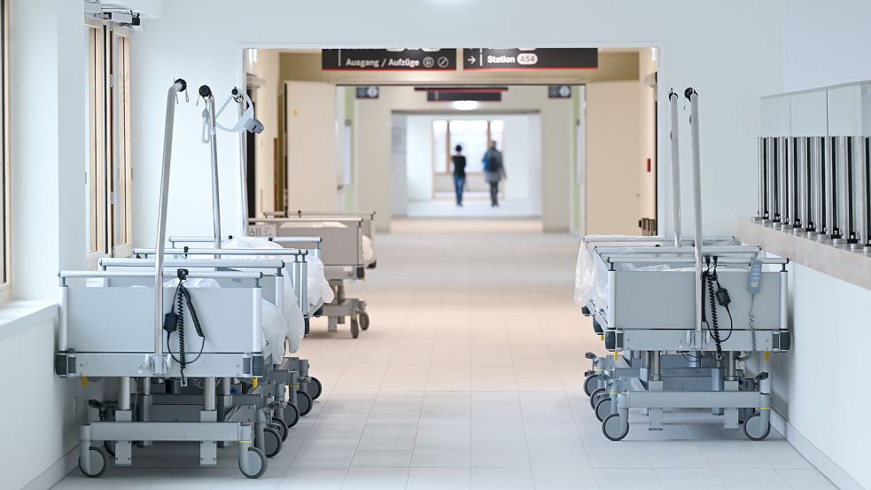 Die Fallzahlen der niedersächsischen Krankenhäuser seien von 2019 bis 2022 um 13 Prozent zurückgegangen, sagte der Chef der Landes-AOK bei einer Info-Veranstaltung in Aurich. Der Belegungsgrad liege bei 66 bis 70 Prozent und es herrsche Pflegekräftemangel. Symbolfoto: Dedert/dpa