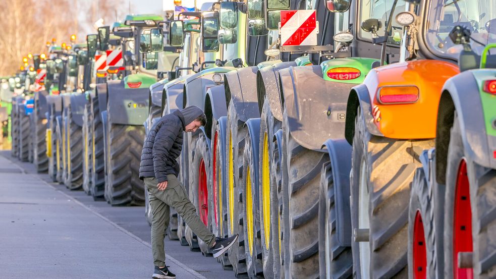Sie rollen am Montag auch zum Stadtgarten in Emden: die Trecker der Landwirte. Foto: dpa