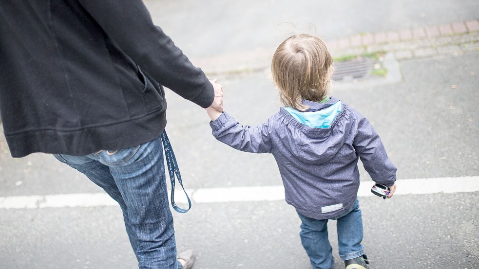 Für geringverdienende Eltern mit Kindern erhöht sich ab Januar der Kinderzuschlag. Foto: dpa/Marcel Kusch