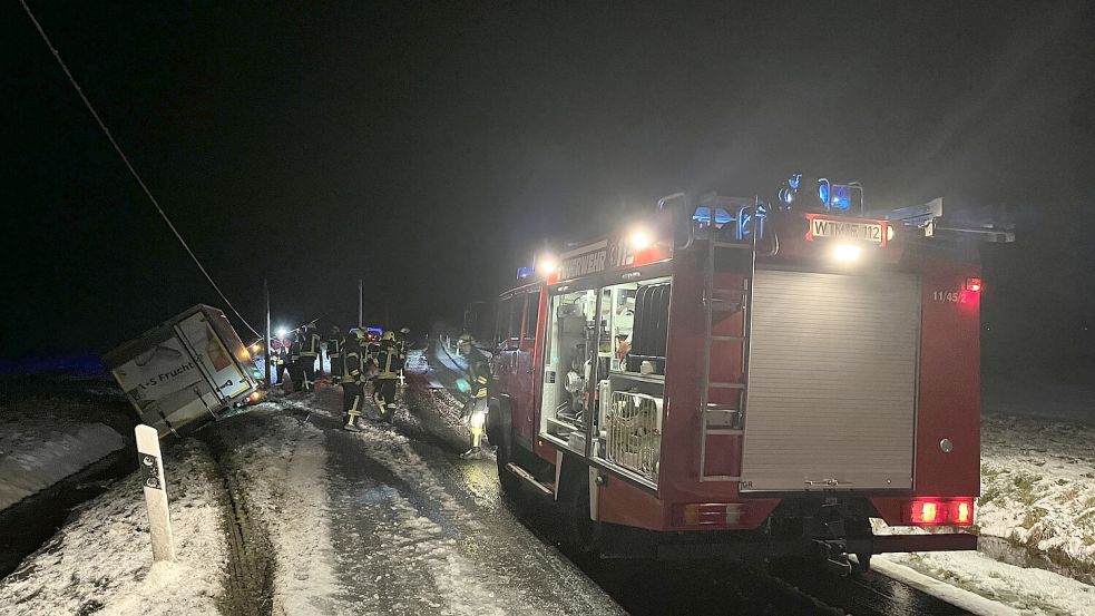 Gegen 3 Uhr rückte die Feuerwehr zur Unfallstelle aus. Foto: Kreisfeuerwehrverband Landkreis Wittmund