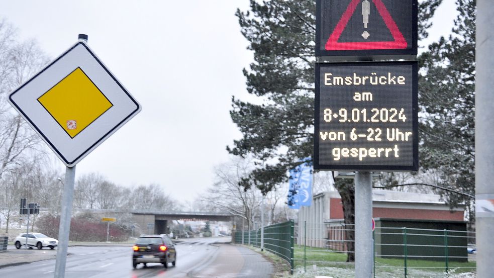 Ein elektronisches Verkehrsschild weist bereits auf die Sperrung der Jann-Berghaus-Brücke über die Ems hin. Foto: Wolters