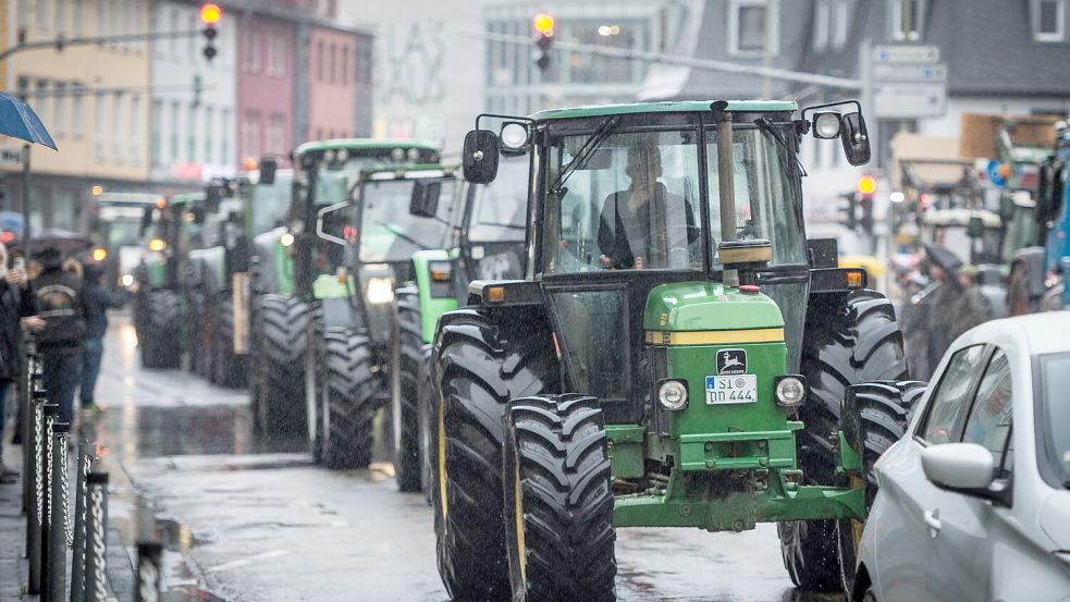 Trecker-Kolonnen auf den Straßen: Das Foto entstand Ende Dezember 2023 in Siegen. Foto: Christian Knieps/DPA