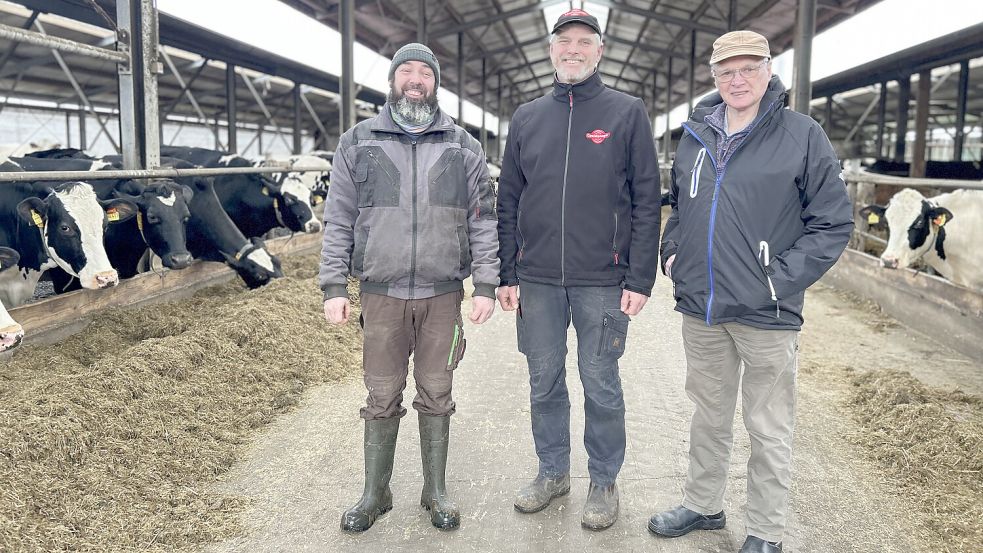 Focko Smit (Mitte) ist auf der Suche nach einem neuen Mitarbeiter für seinen Betrieb in Visquard. Auf dem Bild sind außerdem sein Angestellter Reiner Popp (links) und sein Vater Ailert Smit zu sehen. Foto: Weiden