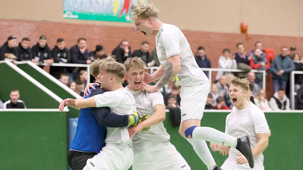 Als Oliver Gontjes (verdeckt) den entscheidenden Neunmeter abgewehrt hatte, kannte der Borssumer Jubel keine Grenzen. Fotos: Doden