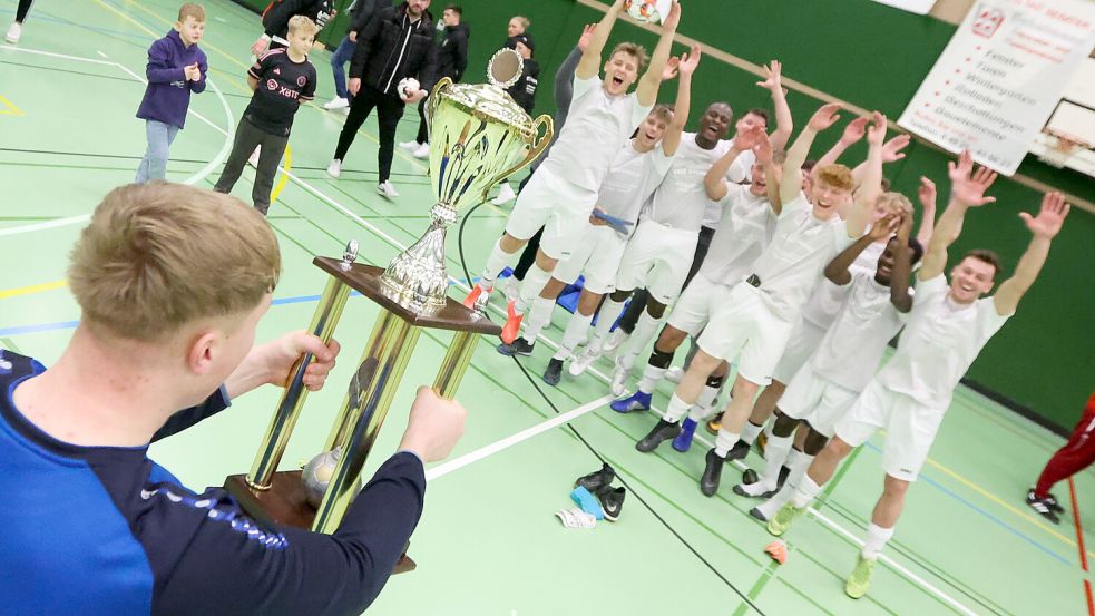 Die Borssumer freuten sich riesig über den Siegerpokal. Er ist mindestens bis 2026 in ihrem Besitz, denn 2025 fällt das Turnier wegen der Hallenrenovierung in Hinte aus.