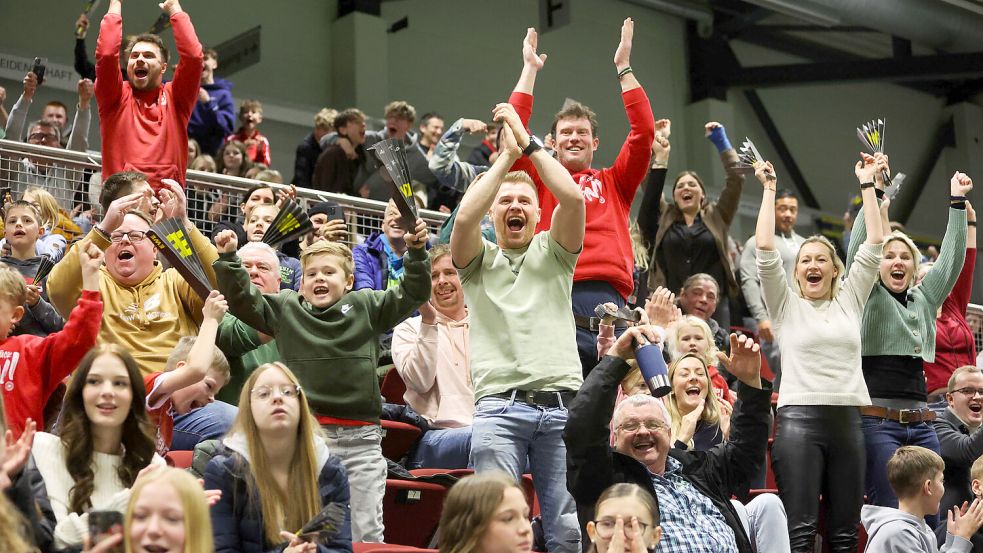 Im G-Junioren-Finale waren die Fans des SV Großefehn aus dem Häuschen. Foto: Doden/Emden