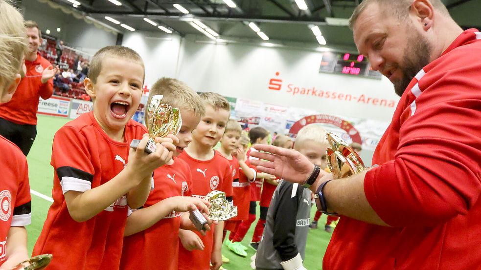 Große Freude bei diesem Großefehner G-Junioren. Foto: Doden/Emden