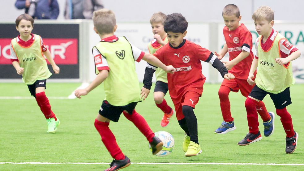 Miran Yaser (am Ball) spielte für die G-Junioren des SV Großefehn groß auf, erzielte drei Tore im Endspiel. Foto: Doden/Emden