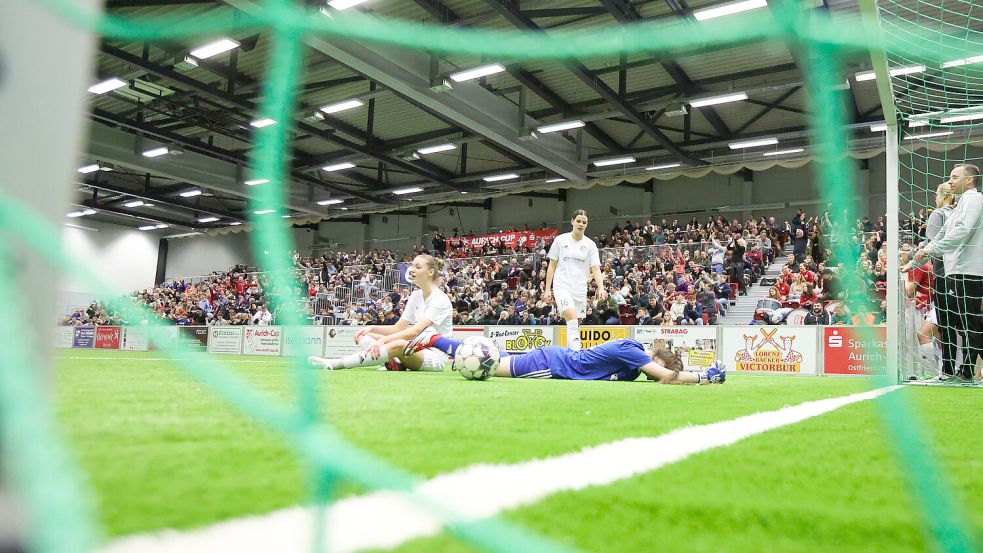 Auch das gehört zum Aurich-Cup. Nach dem Golden-Goal-Gegentor im Endspiel gegen die eigene U15 sinken die U16-Spielerinnen der SpVg Aurich enttäuscht zu Boden. Foto: Doden/Emden