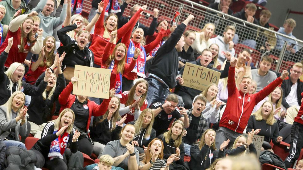 Der SV TiMoNo war am Sonntagabend mit einem großen Fan-Anhang angereist. Foto: Doden/Emden