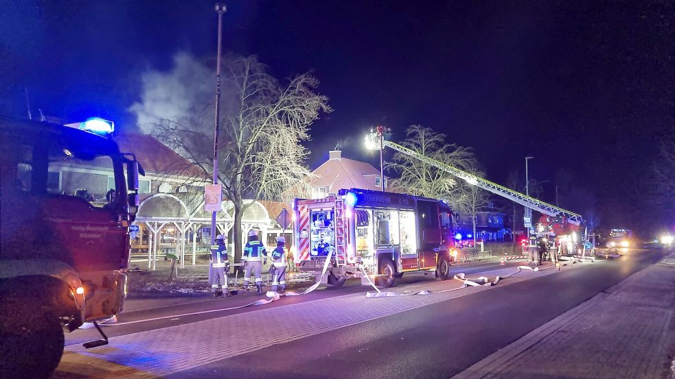 Weil sie zunächst unter dem Stichwort „Feuer Wohngebäude“ alarmiert worden war, rückte ein Großaufgebot an Feuerwehrkräften in die Hauptstraße in Wiesmoor aus. Foto: Bienhoff/Feuerwehr Wiesmoor