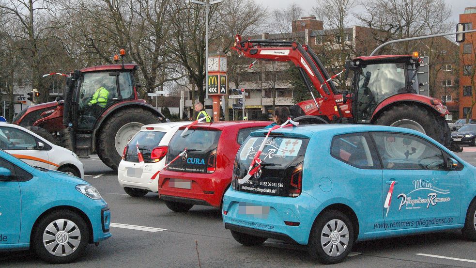 Für wenige Minuten bleiben die Autos mitten auf der Kreuzung stehen.