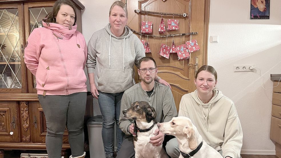 Melanie Manßen (links) von der Laborbeaglehilfe steht der neuen Familie auch nach der Vermittlung des Hundes mit Rat und Tat zur Seite. Manuela, Nick und Mia Garbitowsky (von links) freuen sich, dass Letti und Xeron so viel Lebensfreude ausstrahlen. FOTO: WATERLOH