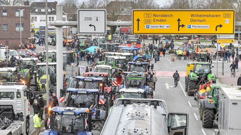 Da geht nichts mehr: Die Pferdemarktkreuzung in Aurich war zwölf Stunden lang in der Hand der Demonstranten. Fotos: Ortgies