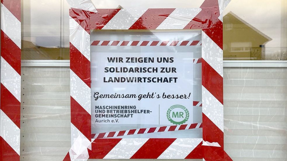 Der Maschinenring in Aurich an der Oldersumer Straße zeigt sich mit den Landwirten solidarisch. Auch wen andere es nicht so deutlich zeigten, gegen die Proteste sprach sich kein Unternehmen aus. Foto: Böning