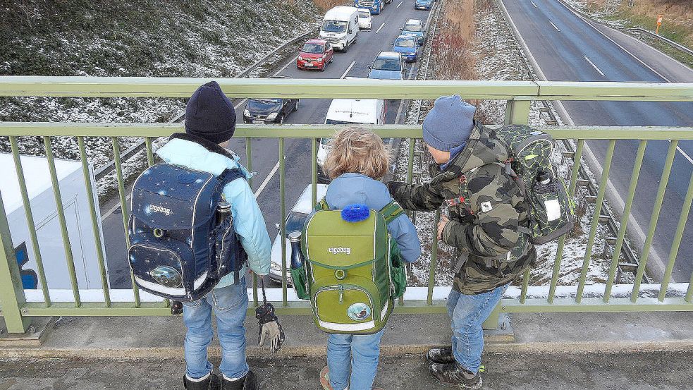 Schüler der Grundschule Constantia schauen von der Fahrrad- und Fußgängerbrücke über der Autobahn 31 auf den Stau Richtung VW-Kreuzung. Foto: F. Doden