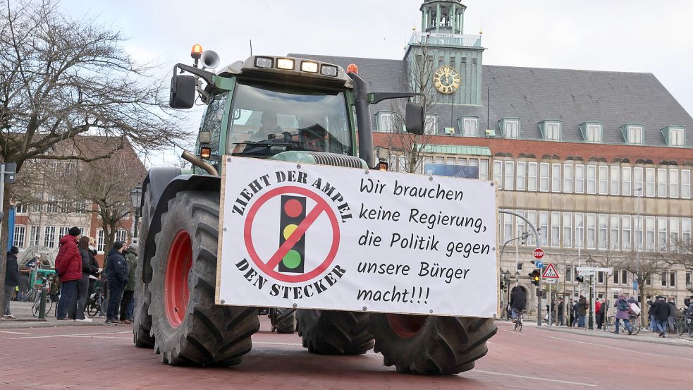 Auf Plakaten und in Redebeiträgen äußerten Landwirte und Vertreter anderer Branchen in Emden Kritik an der Bundesregierung. Foto: Hock