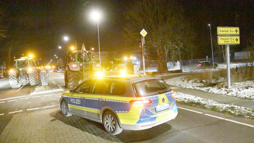 Treckerfahrer haben die Auricher Straße in Emden und die Abzweigung nach Hinte blockiert. Mindestens zwei Mitarbeiterinnen des Emder Klinikums – eine von ihnen arbeitet in der Notaufnahme – und ein Notarzt standen im Stau. Foto: Ellinger